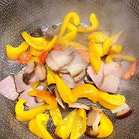 #食在幸福年 总有新花样#彩椒炒腊肉的做法图解8