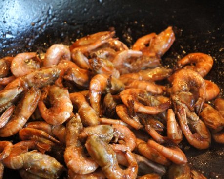 油爆北极虾的鲜美享受的做法