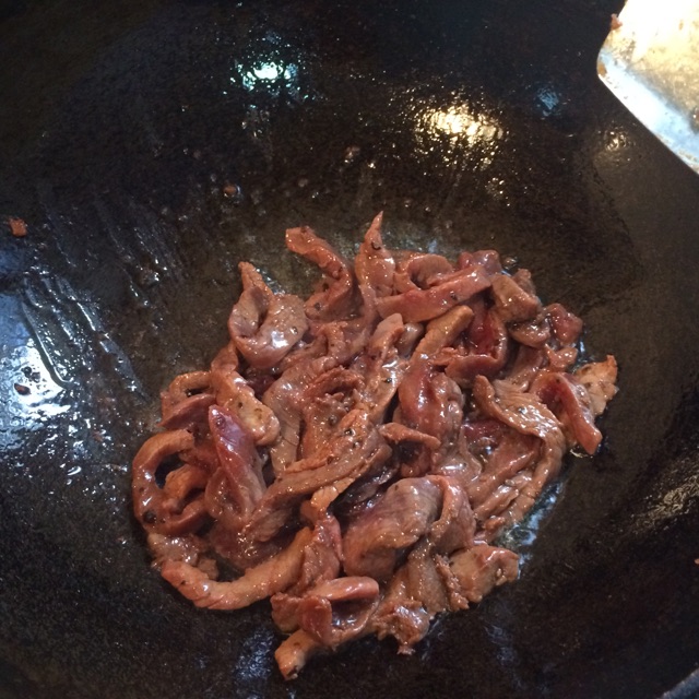 洋葱青椒炒牛肉的做法图解2