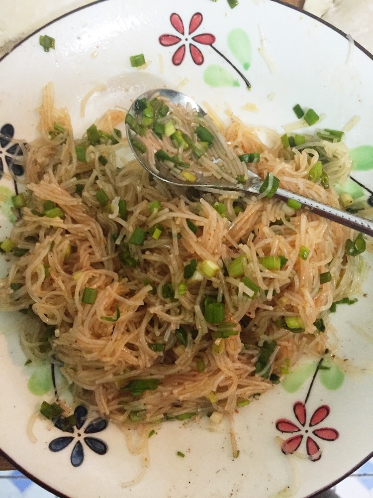 剩烧卖皮做香辣粉丝饼的做法图解1