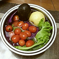 牛油果两吃 : 水果蔬菜沙拉+牛油果焗蛋的做法图解1