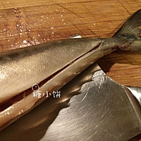【黑椒盐烤鲭鱼Mackerel】附：内脏清理及鱼肉分片的做法图解7