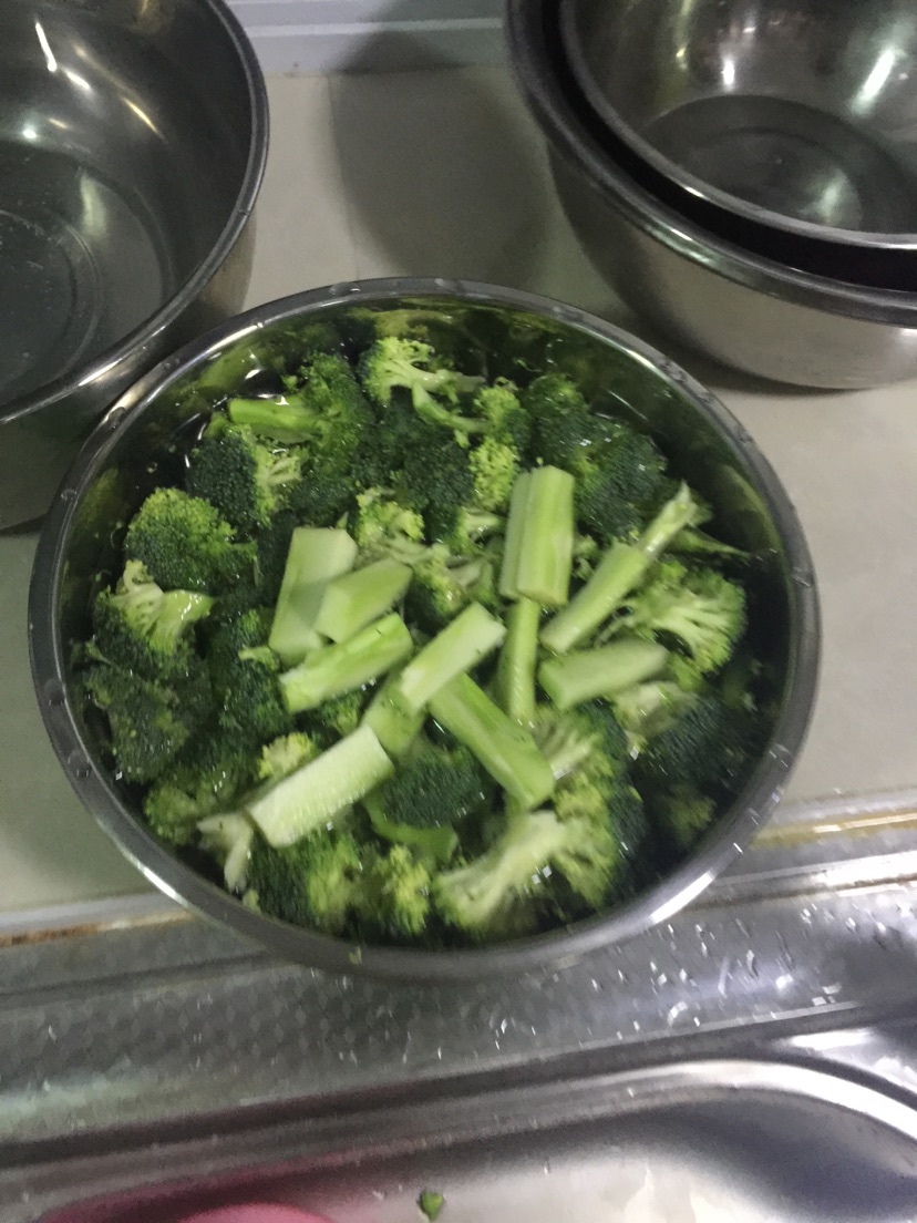 蒜蓉西蓝花的做法图解1