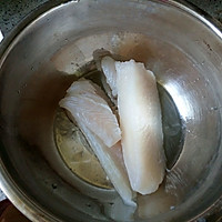 夏日营养小零食：椒盐巴沙鱼柳的做法图解1