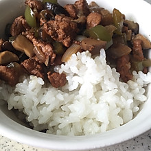香菇卤肉饭