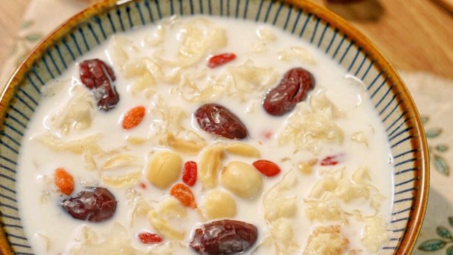 减脂餐28红枣银耳奶，养颜养肤又低卡！的做法