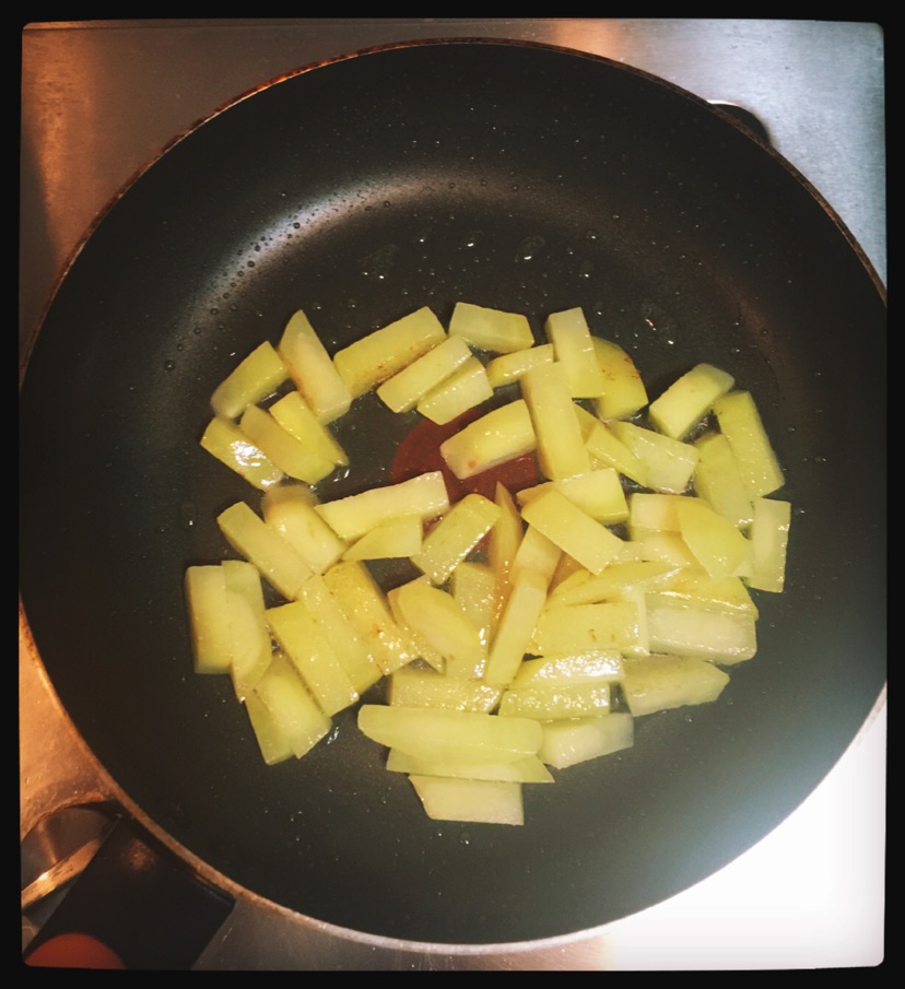 西红柿豆角土豆的做法图解1