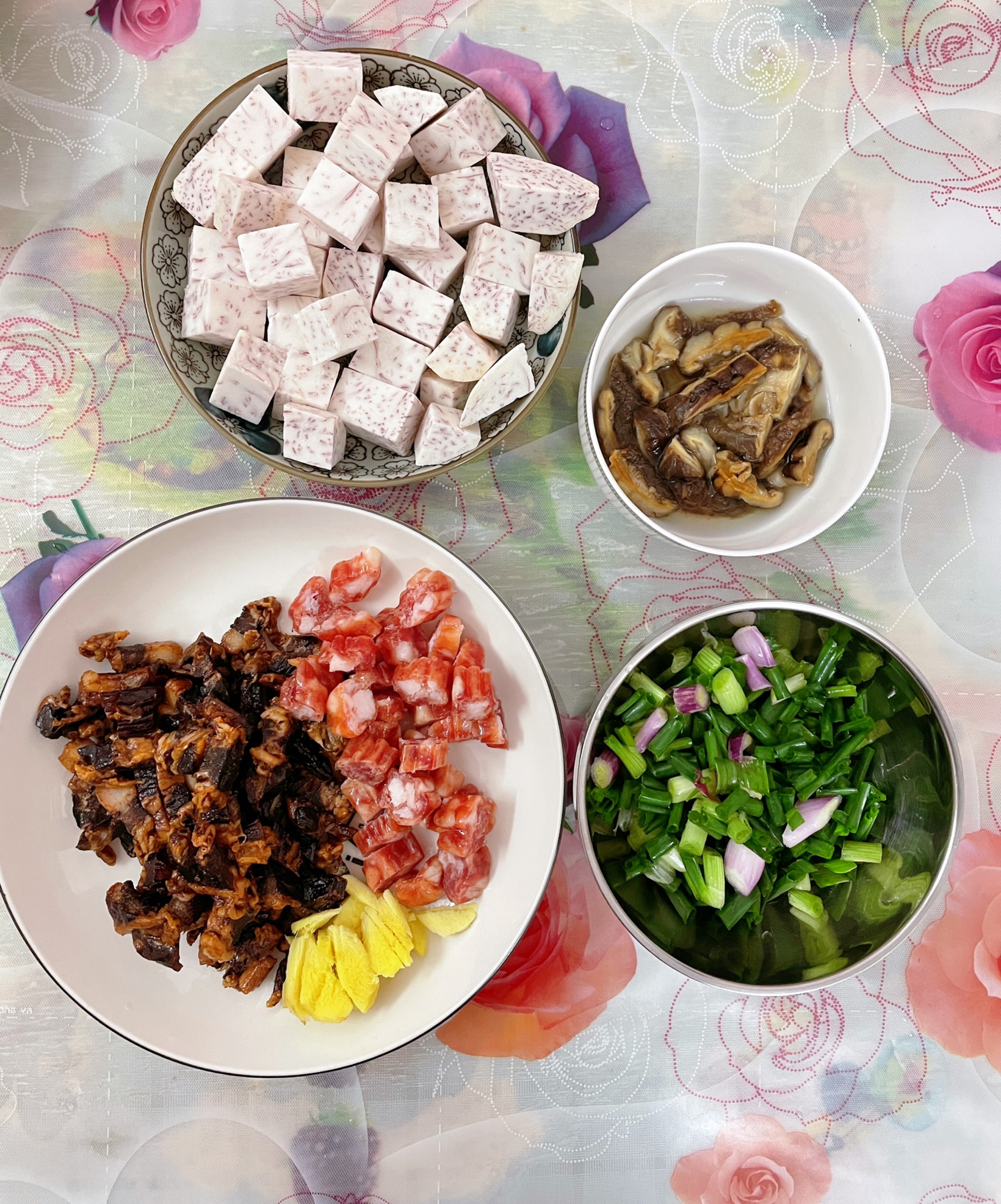 腊肠芋头糯米饭的做法图解1