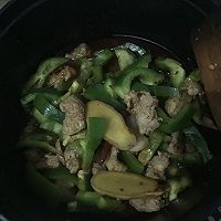 青椒炖土猪肉的做法图解6