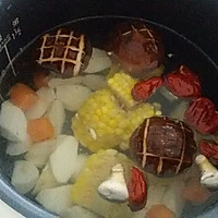 菇菇玉米山药汤的做法图解3