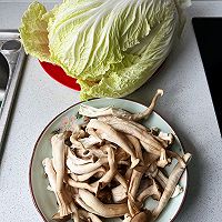 酸辣白菜炒蘑菇，美味一点不含糊的做法图解1