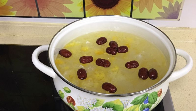 美味鲜银耳甜汤！