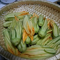 椒盐南瓜花的做法图解1