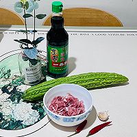#东古525掌勺节#苦瓜炒肉丝，夏季开胃佳品的做法图解1