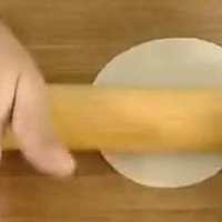 饺子皮做葱油饼（分享）的做法图解2