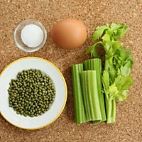 【咱家粮仓】炮儿哥一口老血推荐：绿豆芹菜羹的做法图解1