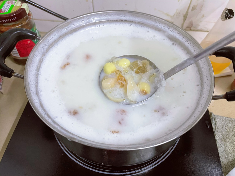 桃胶雪燕皂角米莲子百合椰汁糖水的做法