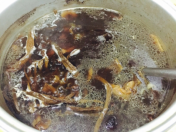 #广东靓汤#茶树菇猪骨汤的做法图解4