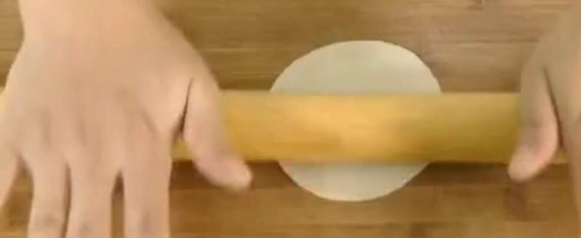 饺子皮做葱油饼（分享）的做法图解2
