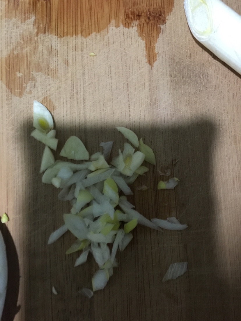 绿豆芽小炒肉的做法图解2