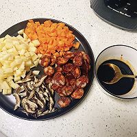 懒人菜谱【腊肠土豆焖饭】的做法图解2