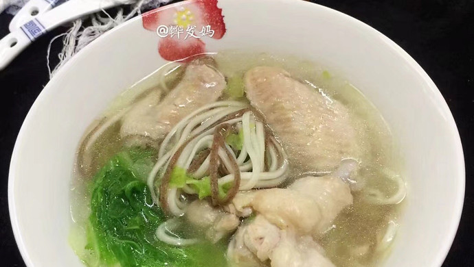 鲜鸡汁鸡翅白菜面条汤