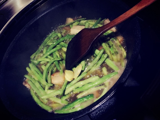 五花肉炖豆角的做法图解4