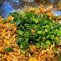 S炒饭(虾仁鸡蛋胡萝卜香葱炒饭)的做法图解11