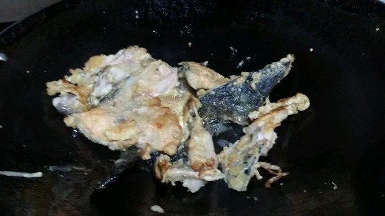 炆三文鱼头的做法