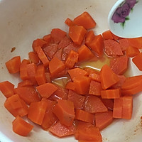 蔬菜面之胡萝卜面的做法图解1