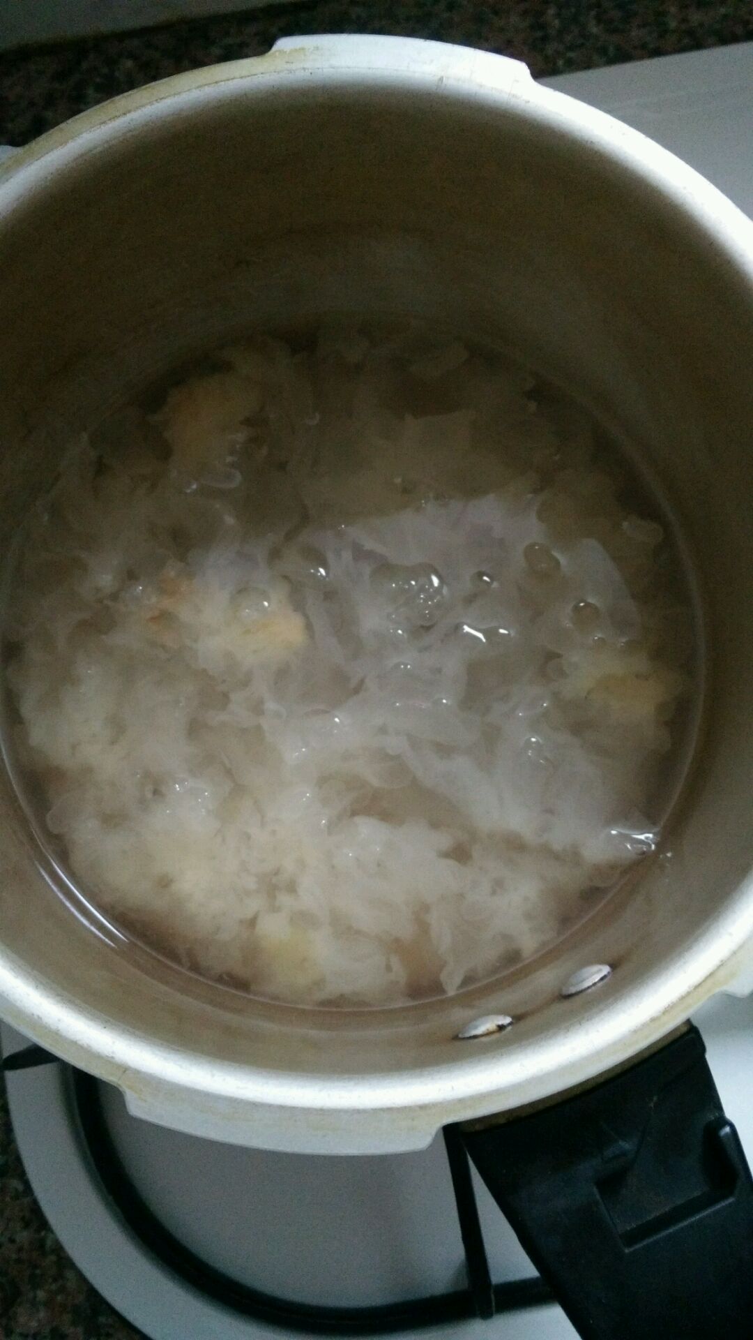 夏日水果银耳汤的做法图解2