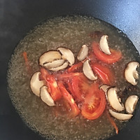 骨汤西红柿香菇面的做法图解3