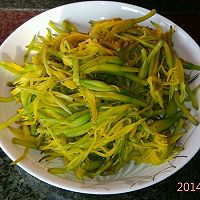 黄花菜炒鸡蛋的做法图解1