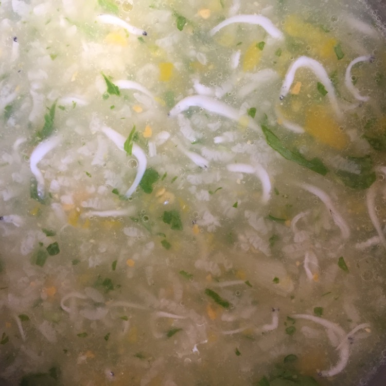 银鱼蛋黄蔬菜粥的做法图解4