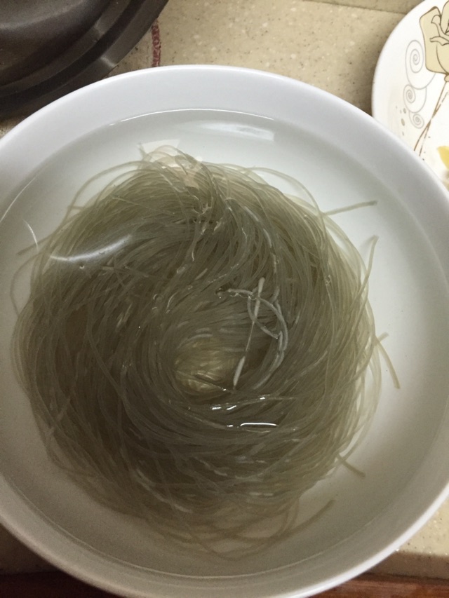 泡菜苕粉肉丝的做法图解2