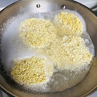#金龙鱼橄调-橄想橄做#自制炒方便面的做法图解1
