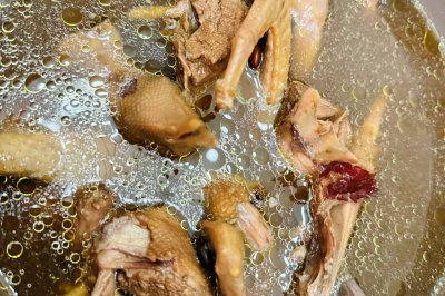 美味补气血黑豆鸽子汤