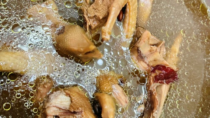 美味补气血黑豆鸽子汤