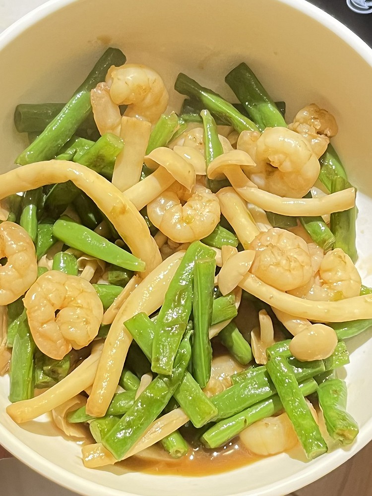 开始尝试地中海饮食第2天丨虾仁海鲜菇四季豆一锅炒的做法
