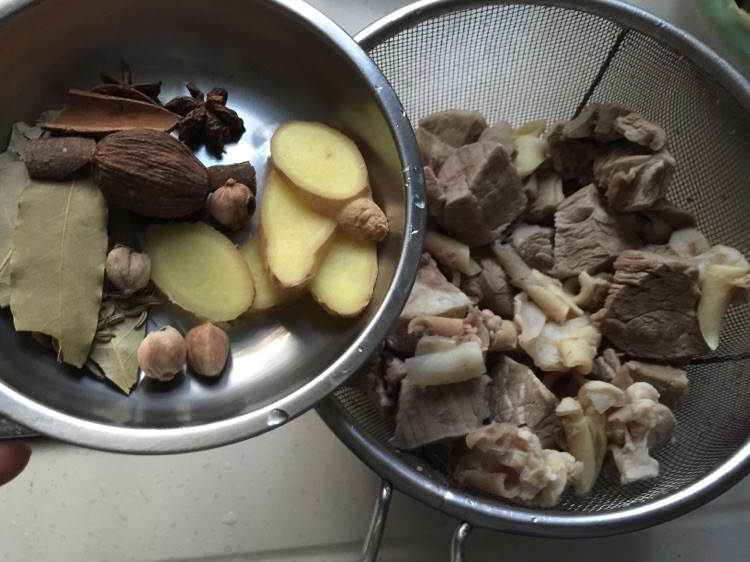 红烧牛肉～教你做川味红烧牛肉的做法图解1