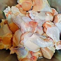 鸡翅根炖土豆粉条的做法图解1