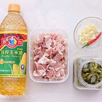 酸辣开胃的黄瓜皮小炒肉#万物生长 营养尝鲜#的做法图解1