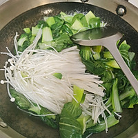 #吃出健康，解决假胖#橄榄油金针菇白菜汤的做法图解3