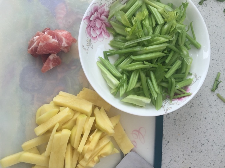 芹菜炒土豆棒的做法图解1