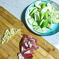 丝瓜炒肉的做法图解1