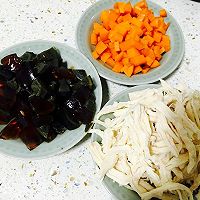 胡萝卜鸡丝皮蛋粥的做法图解1