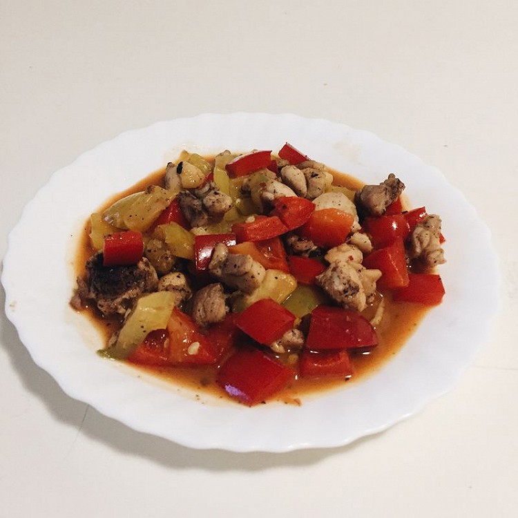 彩椒炒鸡肉的做法
