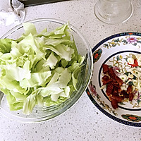 包菜炒五花肉的做法图解1