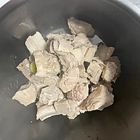 胡萝卜玉米排骨汤的做法图解3