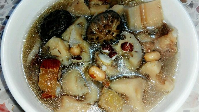 四季莲藕花菇芡实猪骨汤